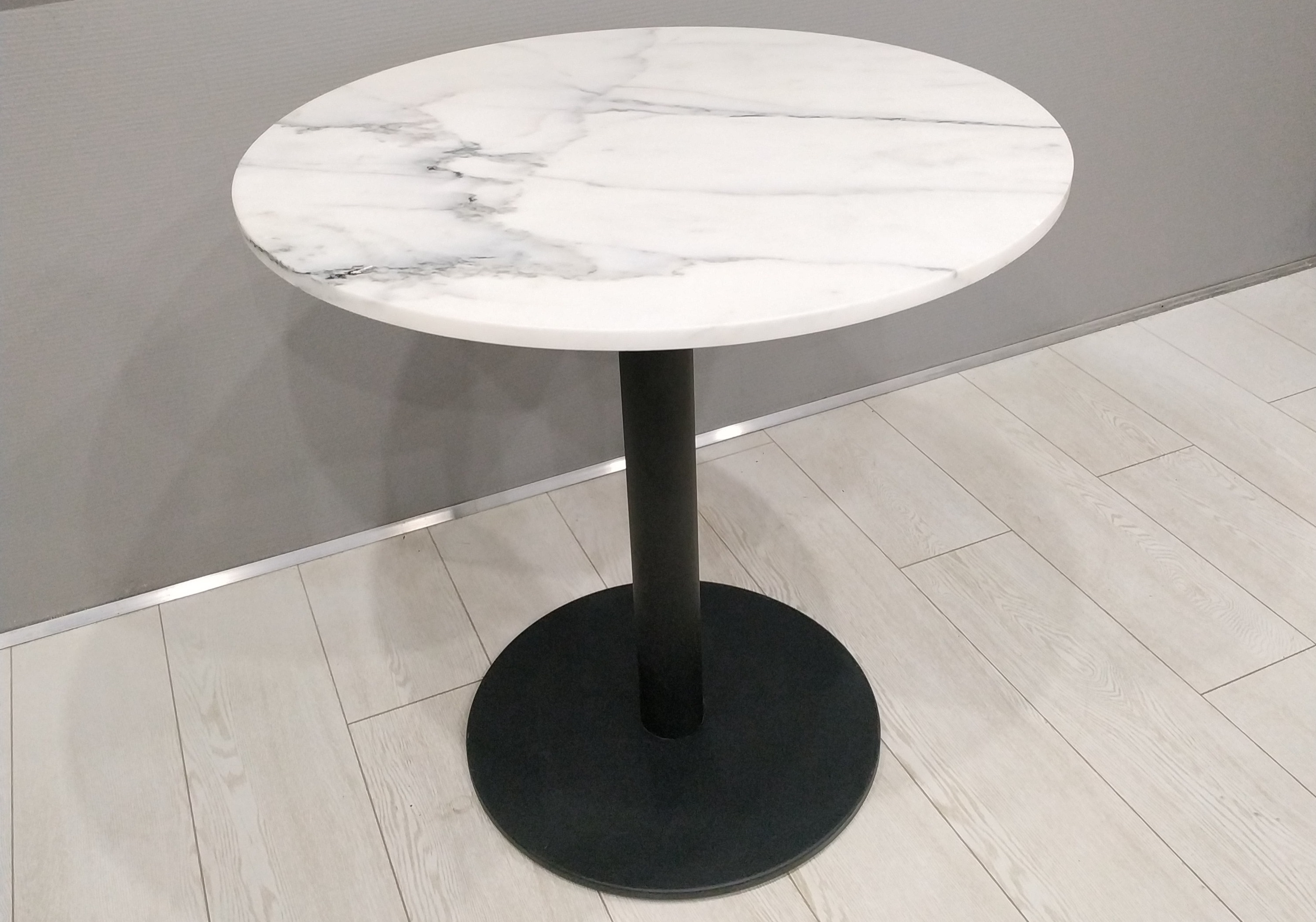 Стол. Мрамор Calacatta Carrara. d — 75 см,  h — 77 см