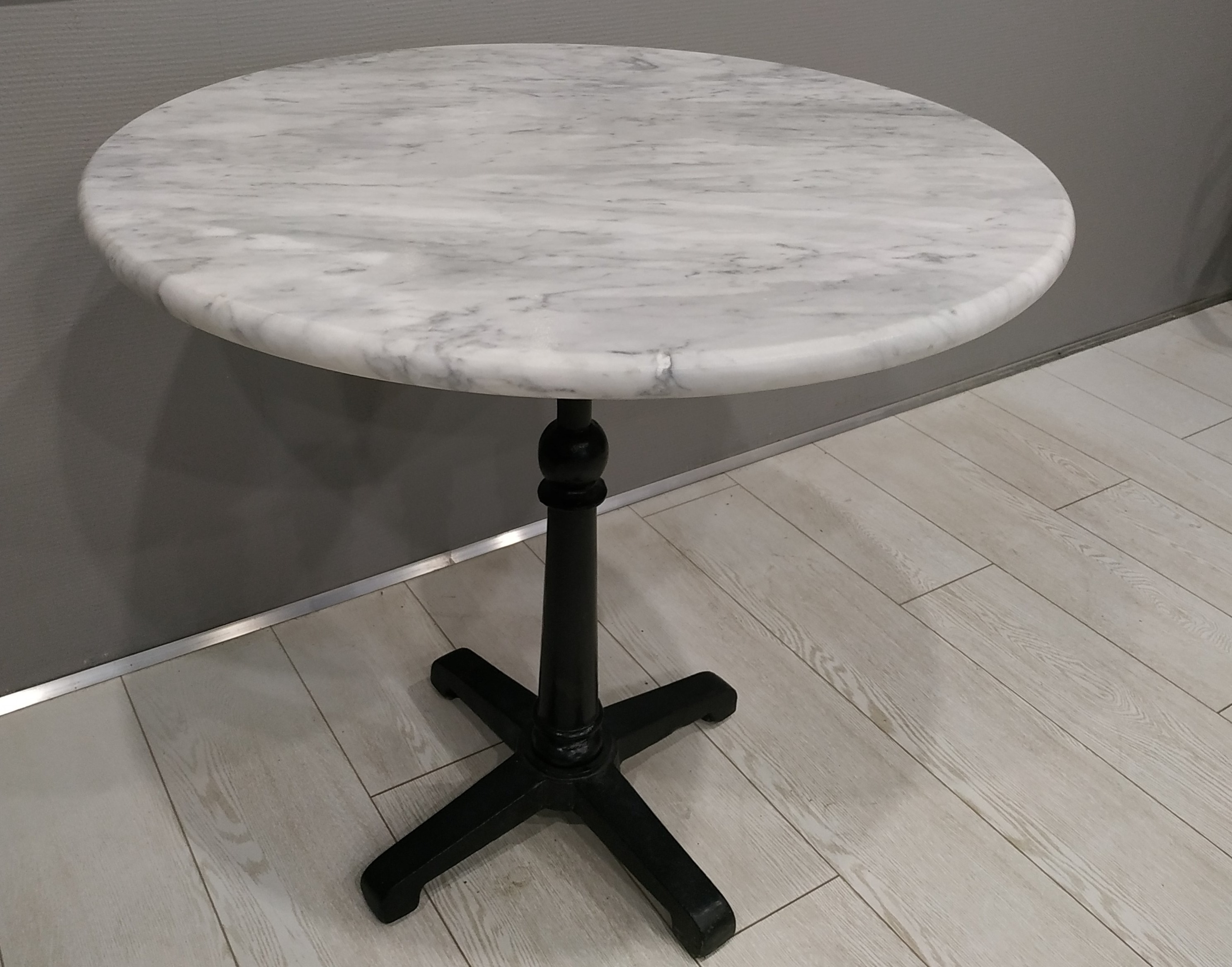 Стол. Мрамор Arabescato Carrara. d — 80 см, h — 77 см